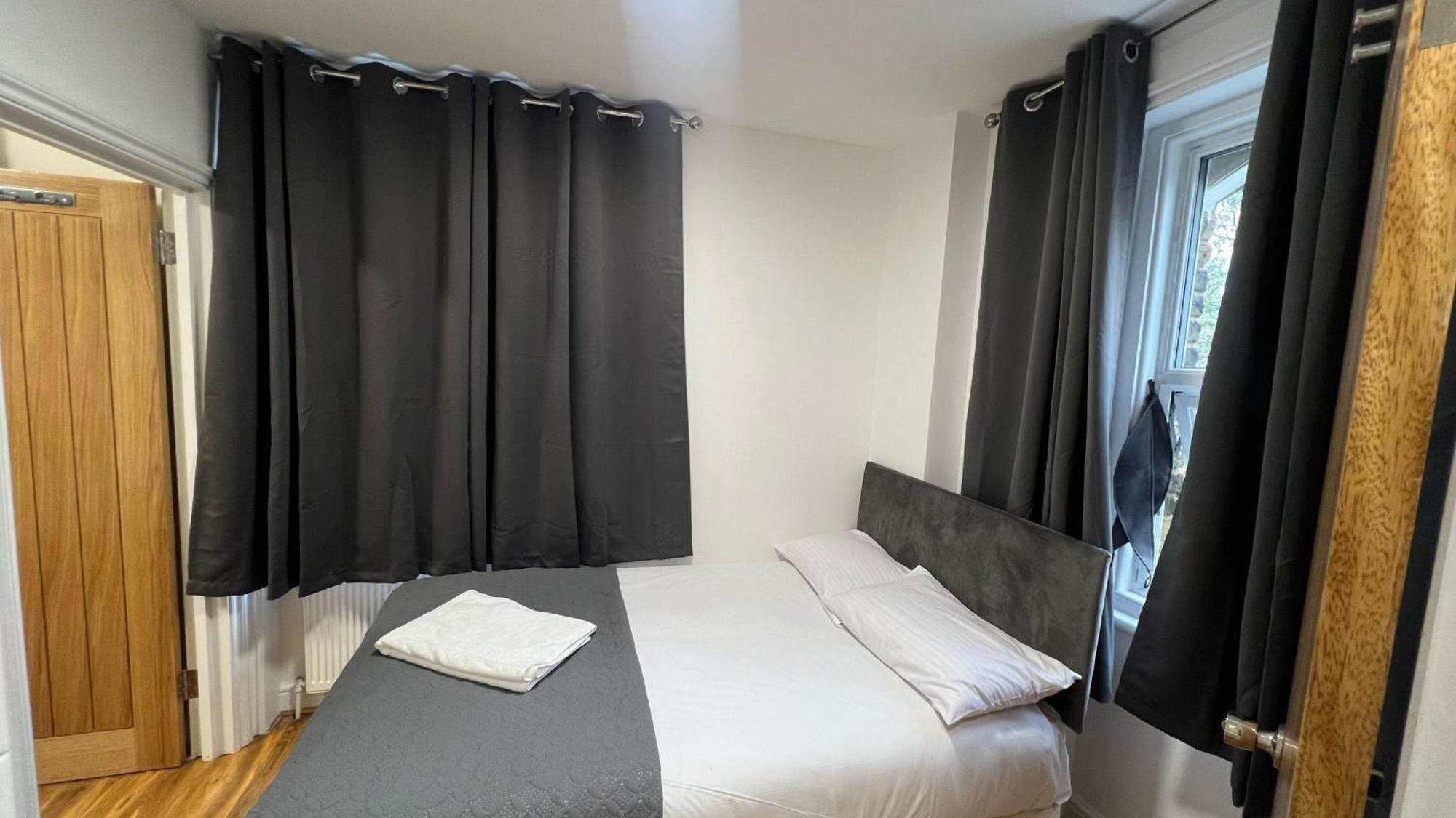 World Hotel Лондон Екстериор снимка