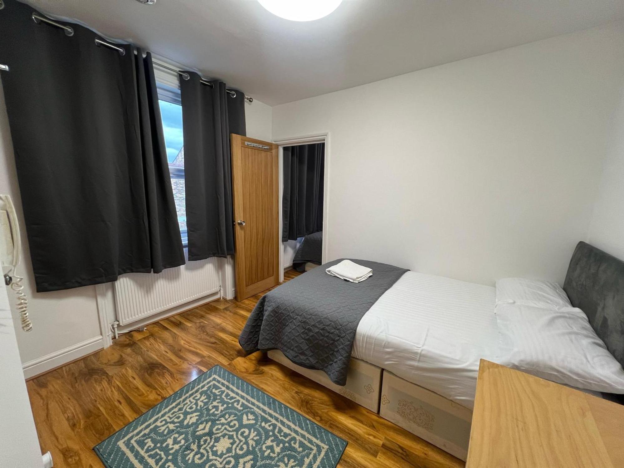 World Hotel Лондон Екстериор снимка
