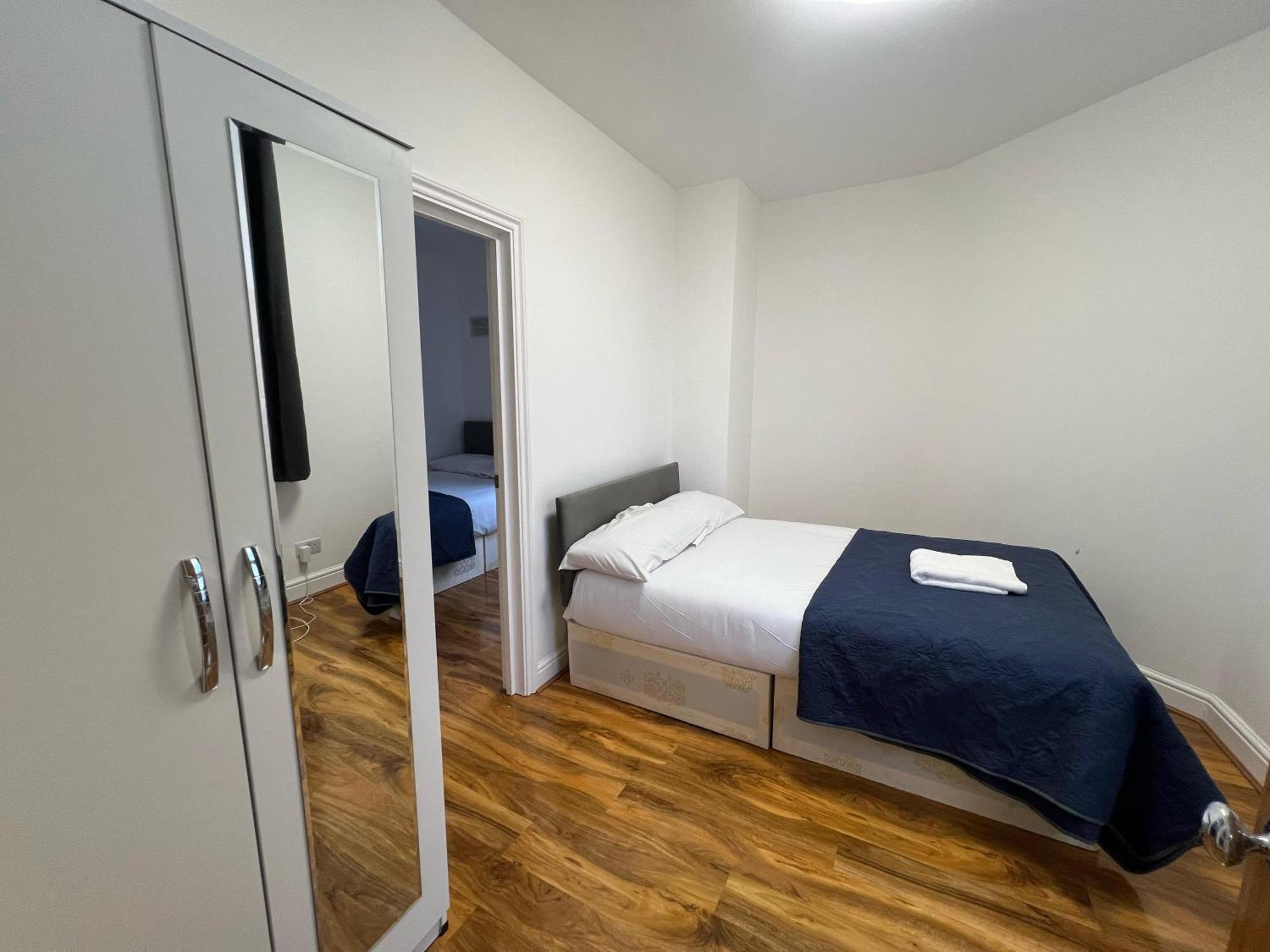 World Hotel Лондон Екстериор снимка