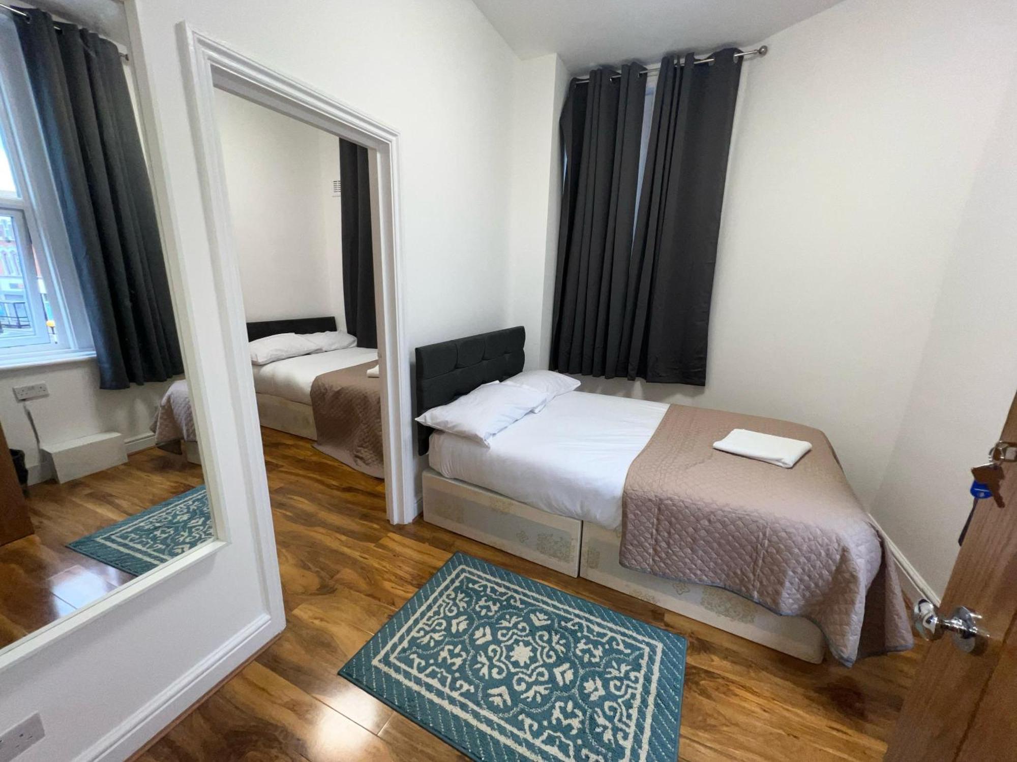 World Hotel Лондон Екстериор снимка